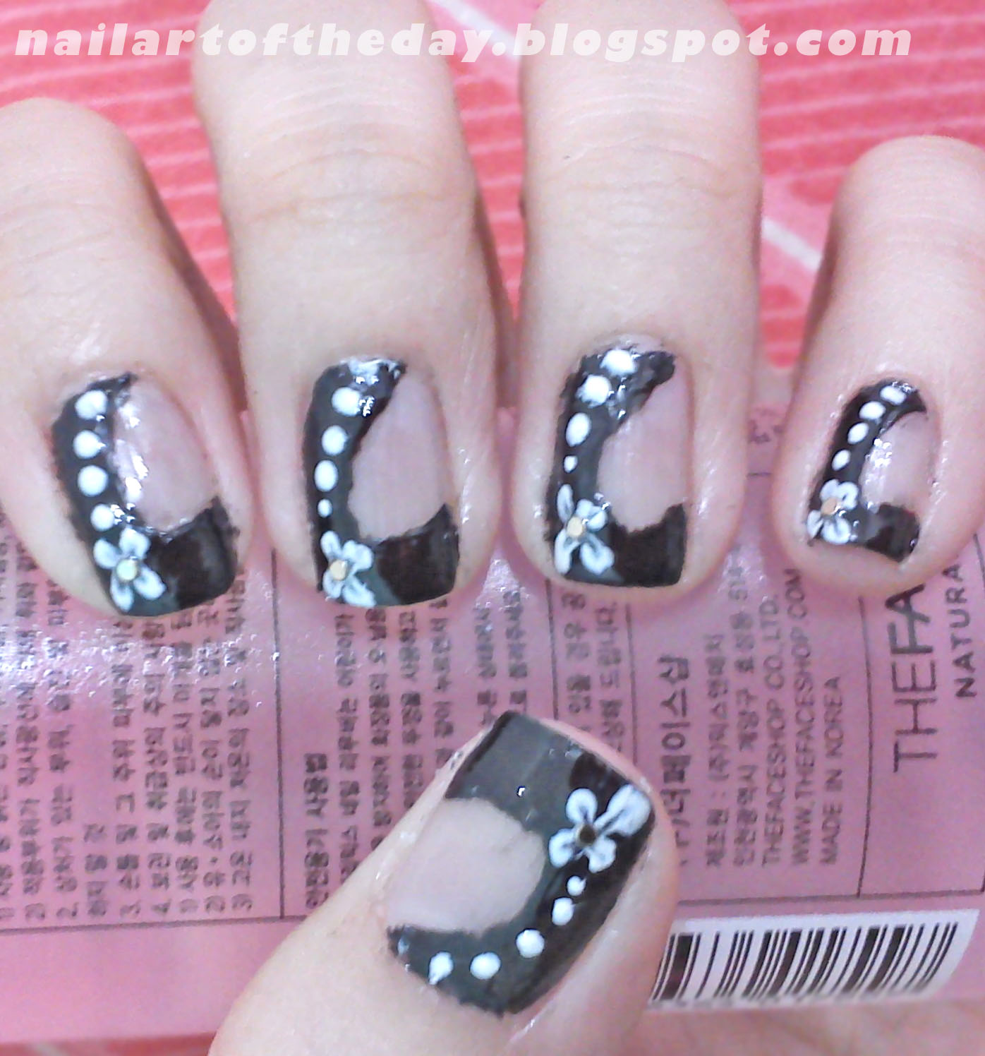nail art of the day : Nail Art - Simple Flower and dots